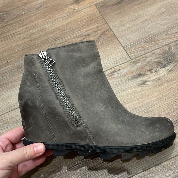 Sorel Ankle Boots Style Joan of Arctic Wedge Ankle Bootie! Grey Leather, Size 9! - Picture 6 of 11